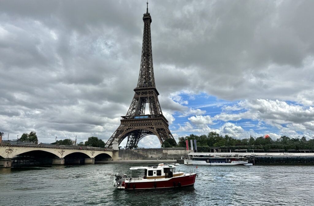 Boat in front of the Eiffel tower
