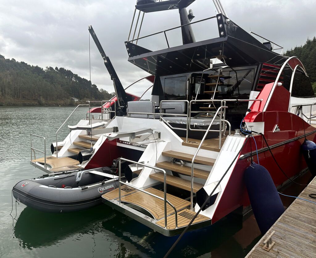 Swim platform on the T-2000 Voyager