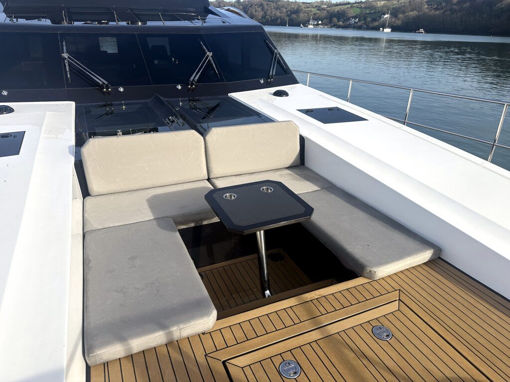 Foredeck on the T-2000 Voyager